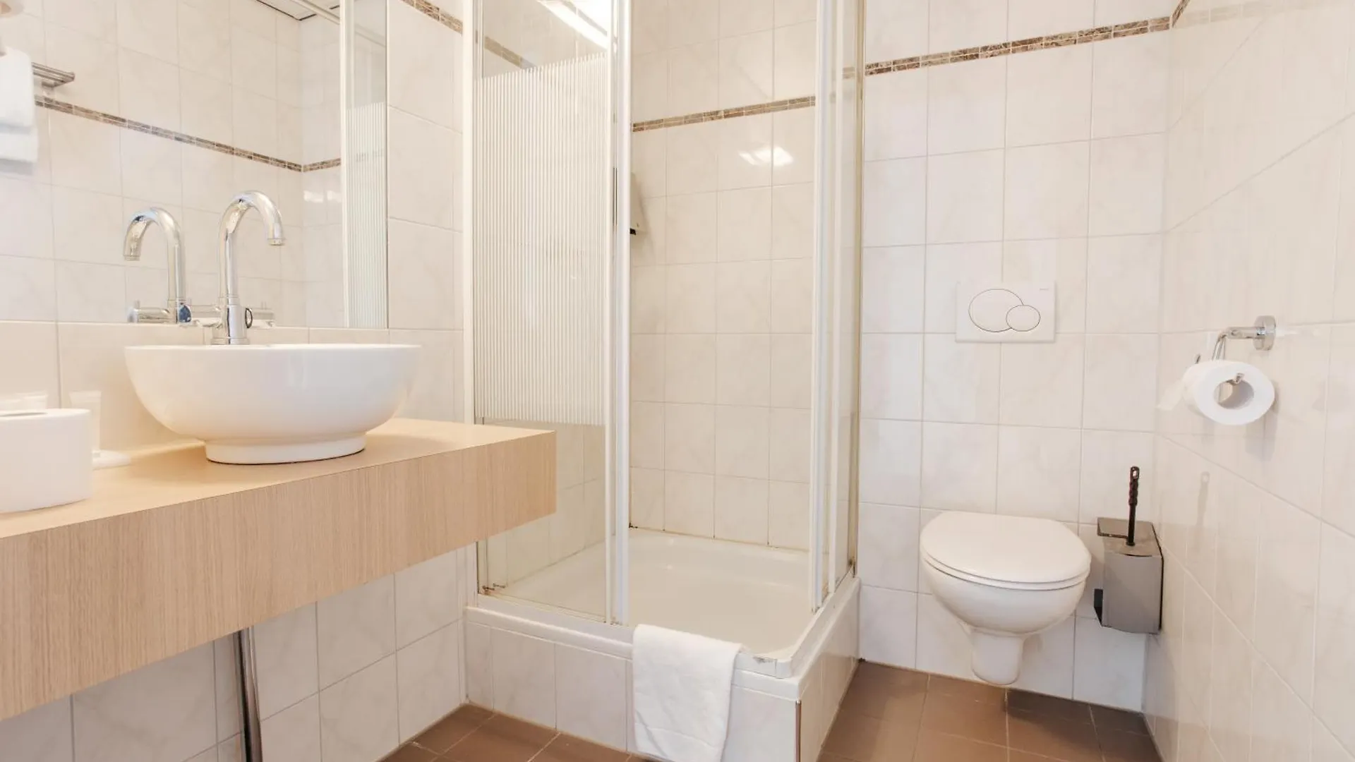 ***  Queen Hotel Eindhoven Hollanda